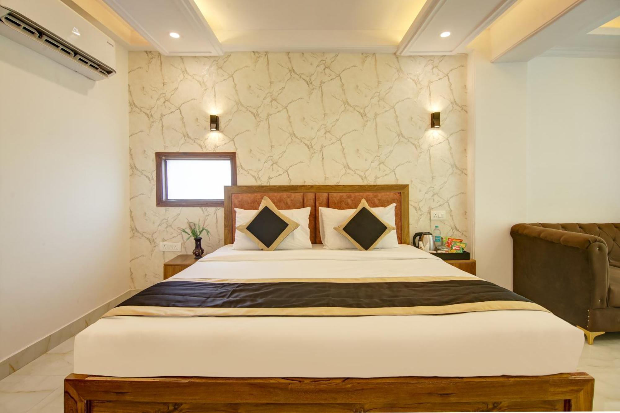 Hotel The Emporio Grand Near Vaishali Metro Station กาเซียบัด ภายนอก รูปภาพ