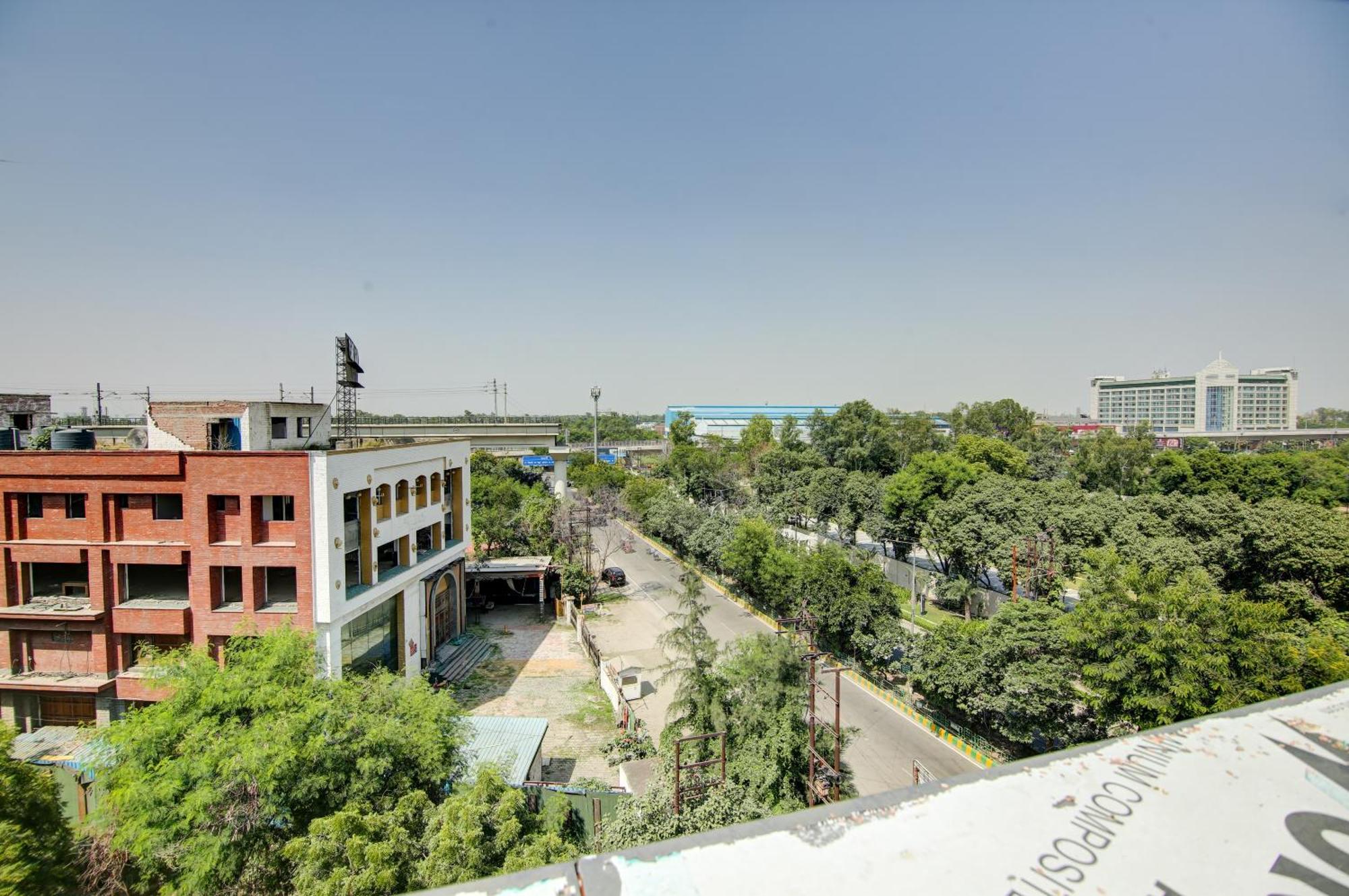 Hotel The Emporio Grand Near Vaishali Metro Station กาเซียบัด ภายนอก รูปภาพ