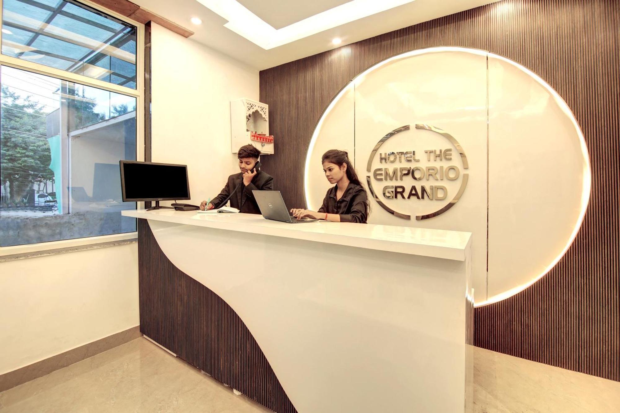 Hotel The Emporio Grand Near Vaishali Metro Station กาเซียบัด ภายนอก รูปภาพ